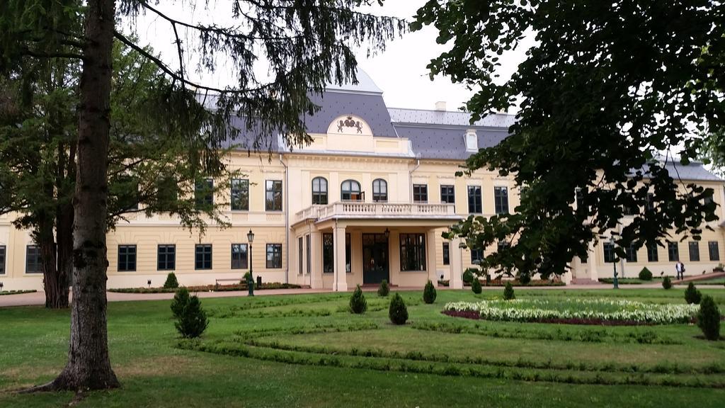 Central Apartman Gyula Exterior photo